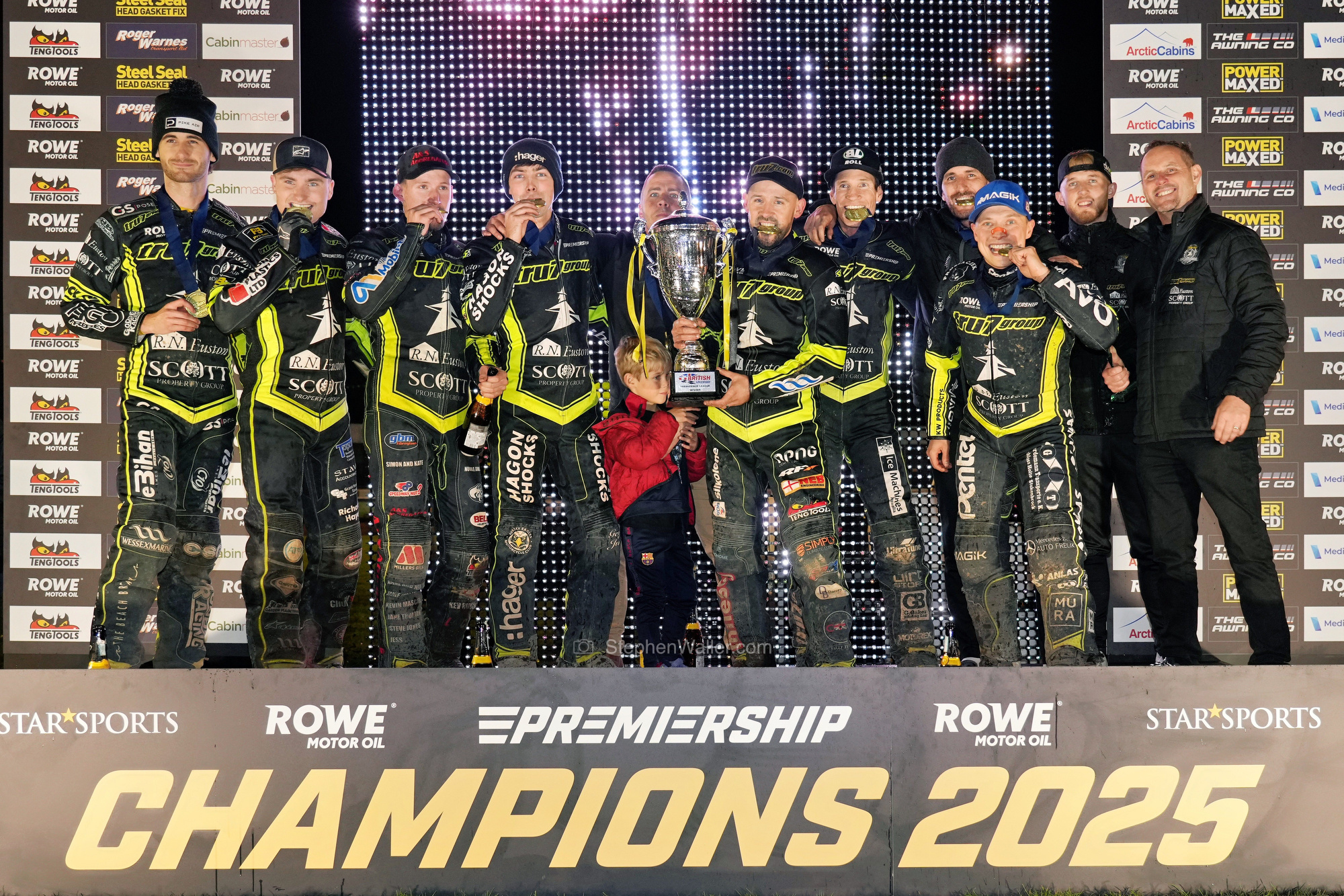 Ipswich Mayor Stefan Long presenting the trophy to the team